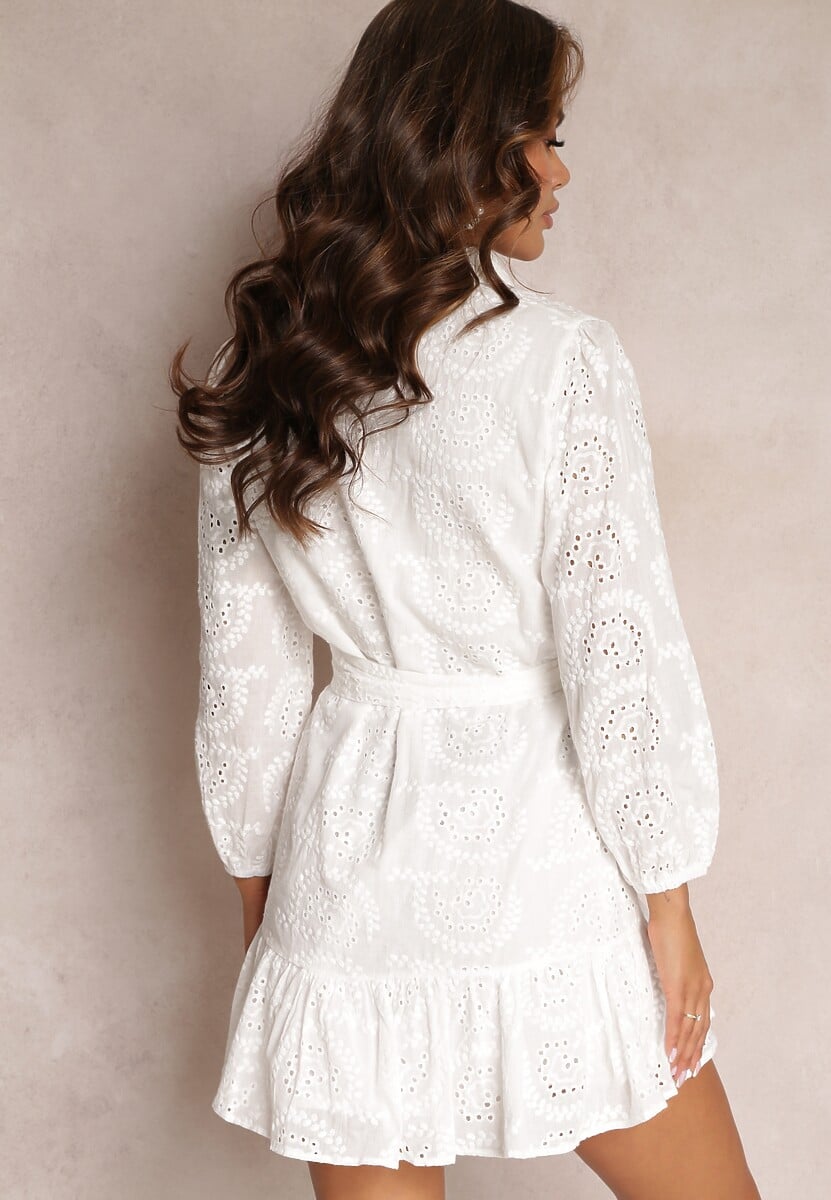 Biała Bawełniana Sukienka Ozdobiona Haftem Koszulowa Baucia