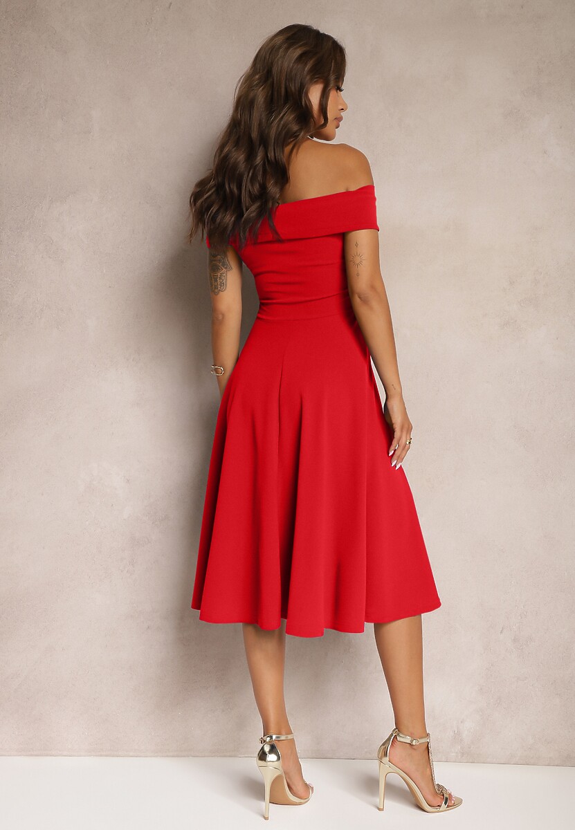 Czerwona Sukienka z Hiszpańskim Dekoltem o Rozkloszowanym Kroju Pelorea