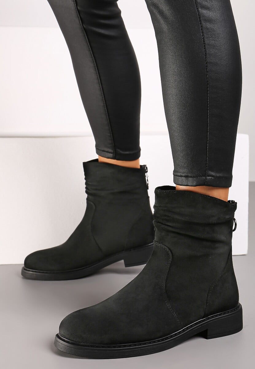 Czarne Botki na Płaskiej Podeszwie z Marszczeniami przy Cholewce z Suwakiem Raisine