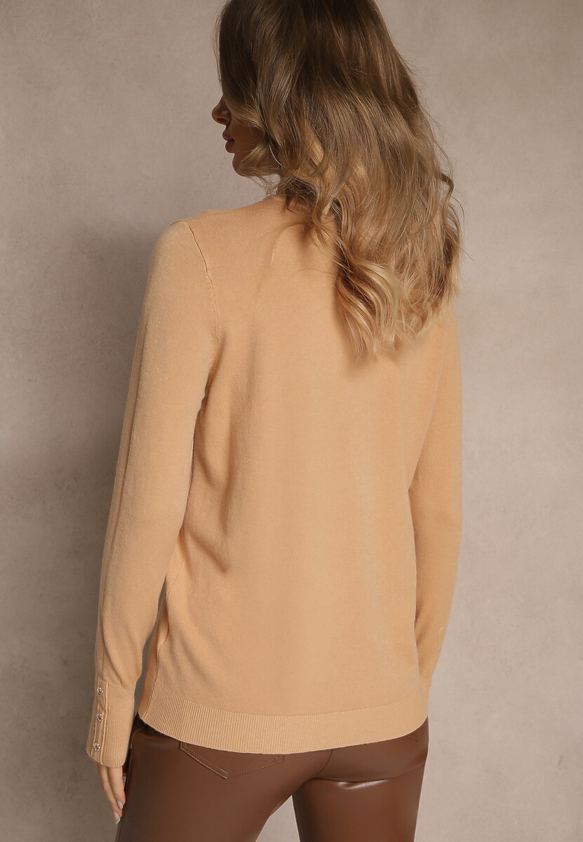 Ciemnobeżowy Golf o Dopasowanym Kroju Zdobiony Minimalistycznymi Aplikacjami Unissa