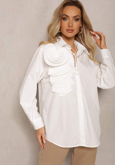 Biała Koszula z Wiązanym Sznurkiem Przy Szyi i Ozdobną Aplikacją z Boku Oldivia