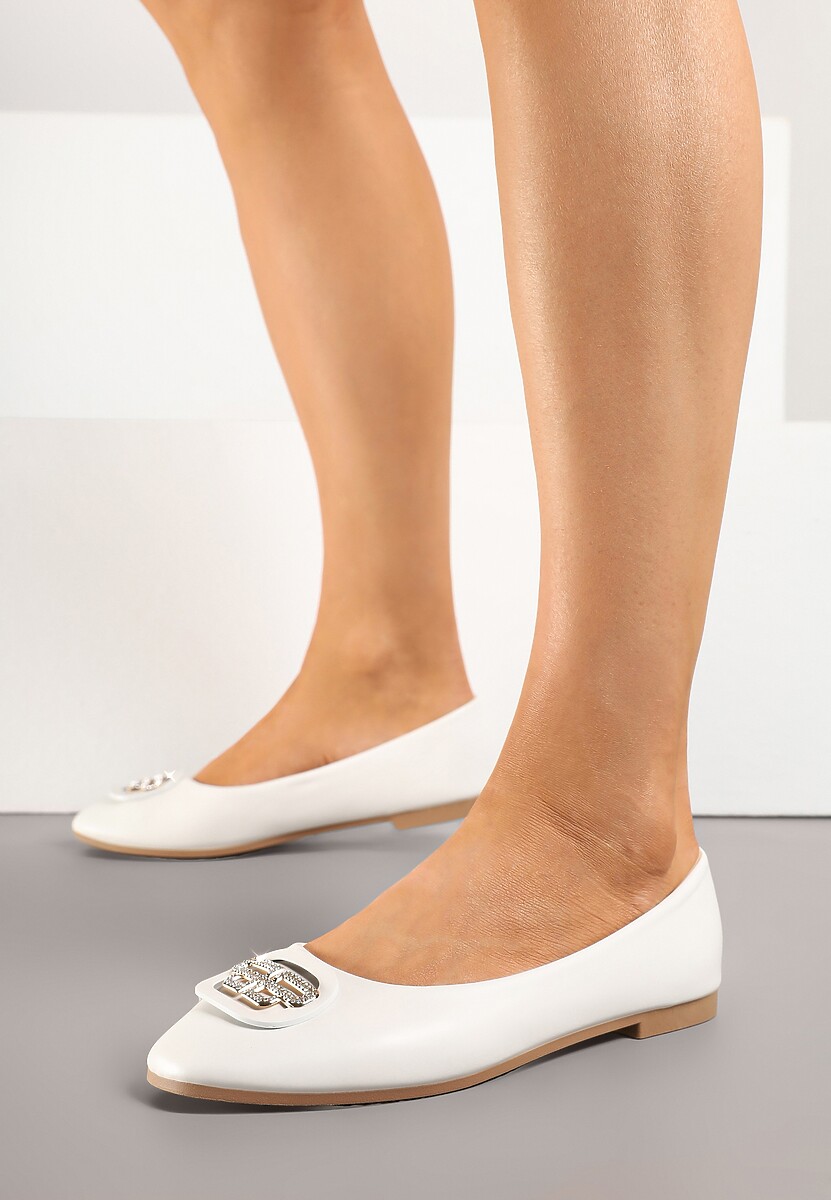 Białe Balerinki Ozdobione Metaliczną Aplikacją Zelfitis