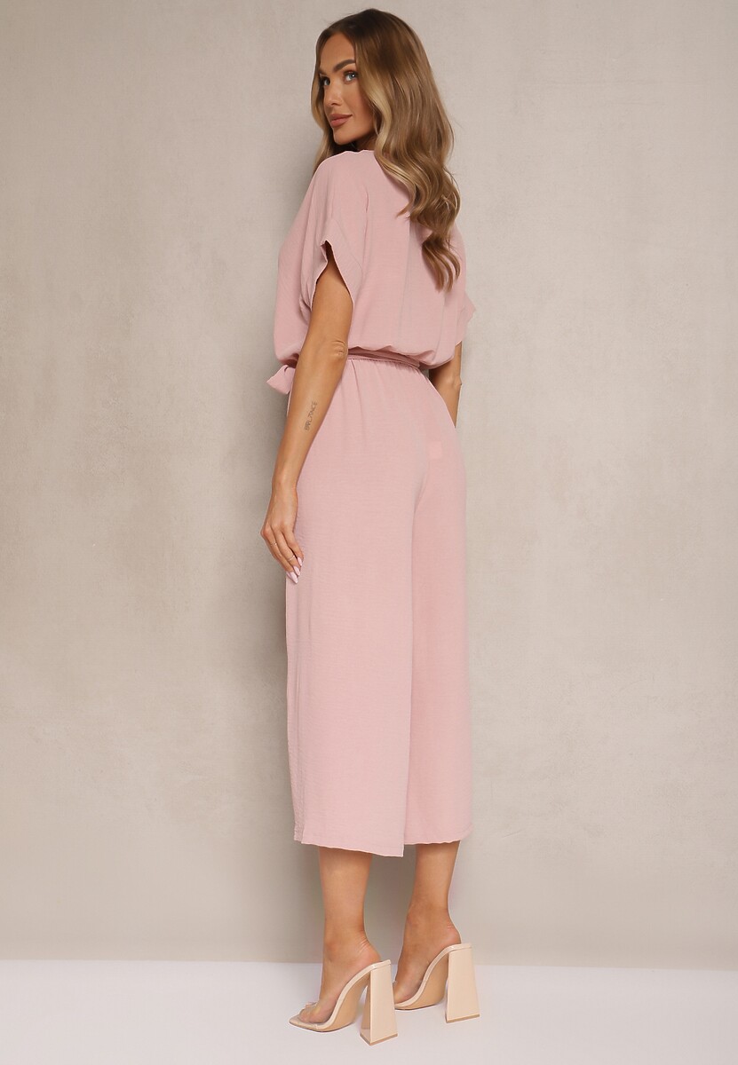 Różowy Kopertowy Kombinezon o Prostym Kroju z Wiązanym Paskiem Tevenea