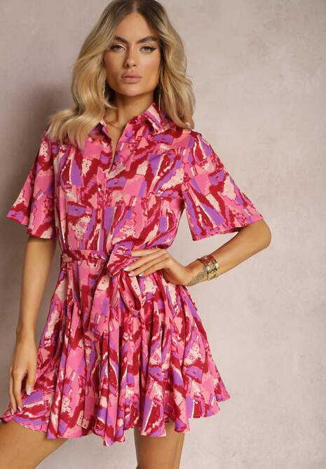 Różowa Rozkloszowana Sukienka o Koszulowym Kroju z Paskiem w Talii w Abstrakcyjny Wzór Farae