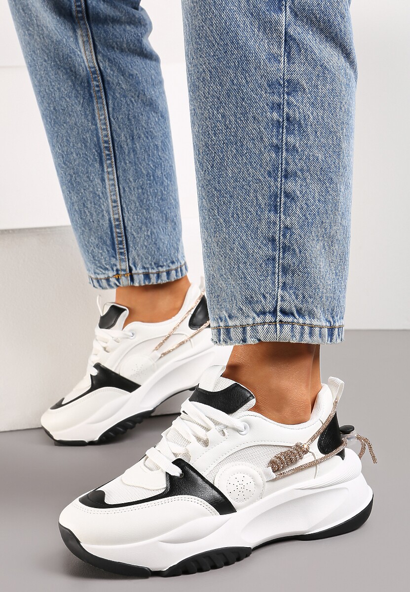 Biało-Czarne Sneakersy Ozdobione Sznureczkiem z Cyrkoniami Blekkia