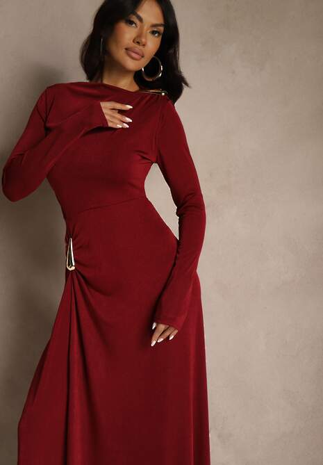 Bordowa Sukienka Koktajlowa z Marszczeniem i Metaliczną Ozdobą Retanda