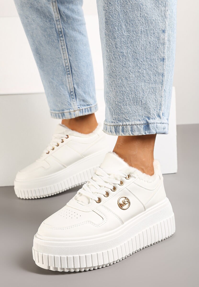 Białe Eleganckie Sneakersy na Grubej Żłobionej Podeszwie z Metalową Ozdobą Werizia