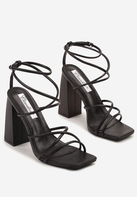 Czarne Sandały na Słupku Ozdobione Kwadratowym Noskiem Nilusca