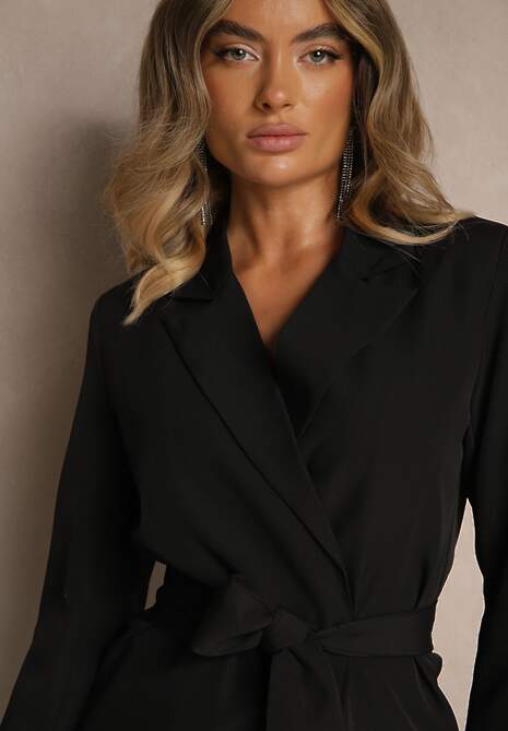 Czarna Sukienka o Kroju Marynarki z Usztywnioną Linią Ramion Wiązana w Talii Equintina