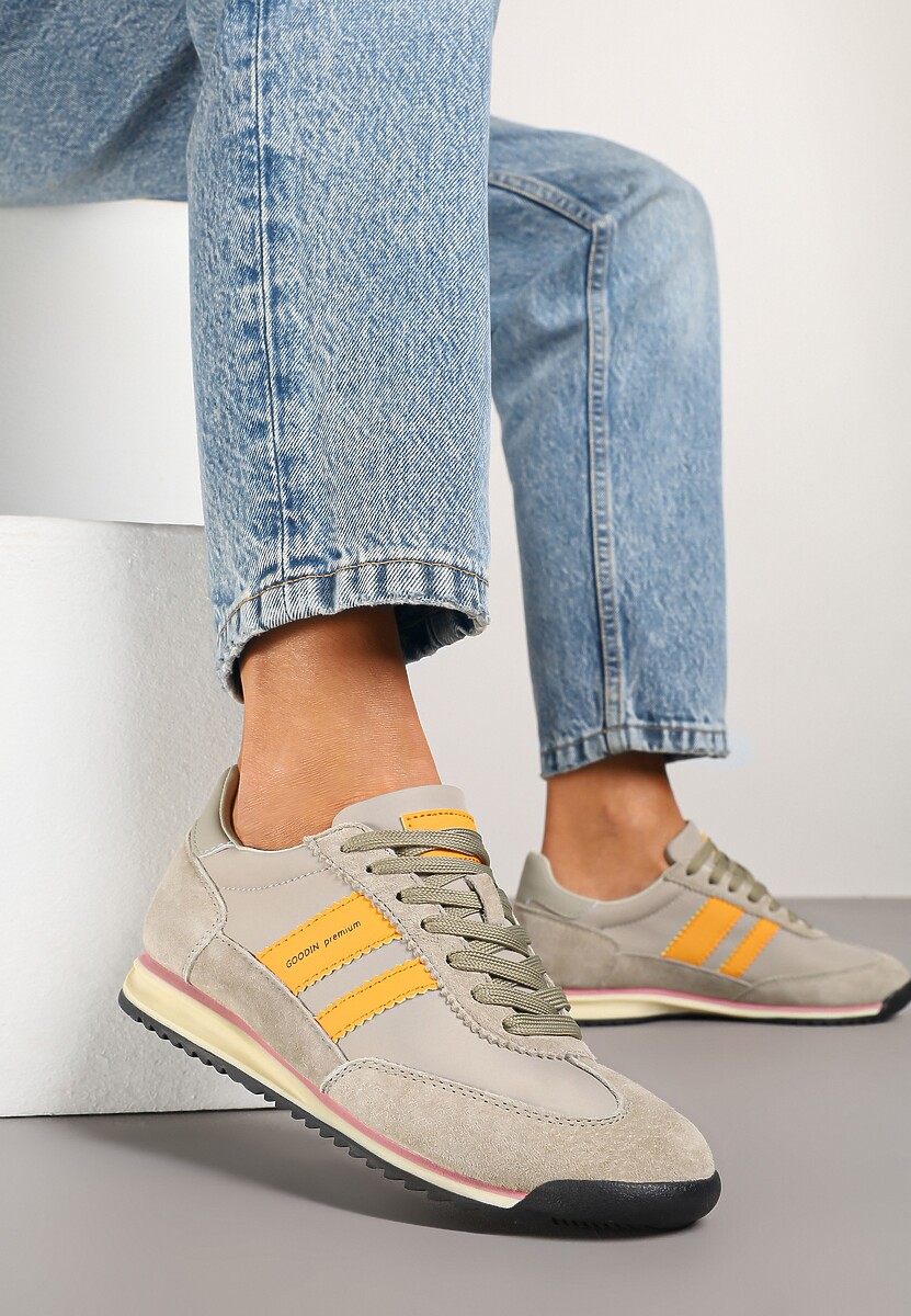 Biało-Szare Sneakersy ze Skórzaną Wkładką i Ozdobnymi Paskami Nasnella