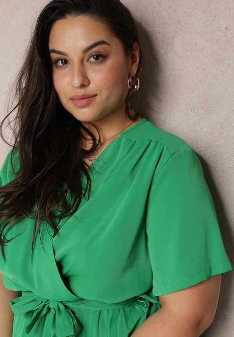 Zielona Sukienka z Gumką w Pasie i Kopertowym Dekoltem Azrah