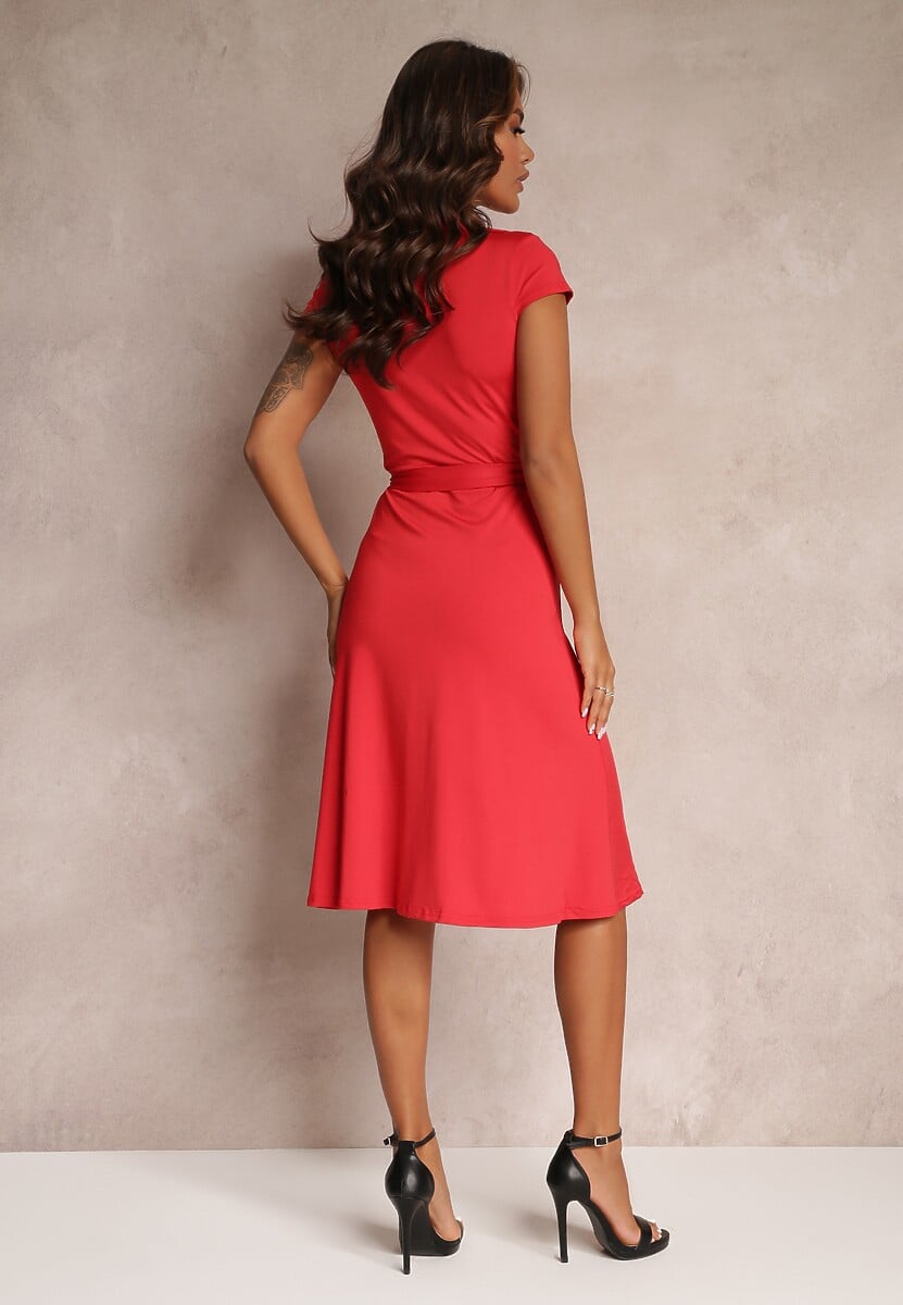 Czerwona Sukienka o Kopertowym Kroju Midi Kynzle