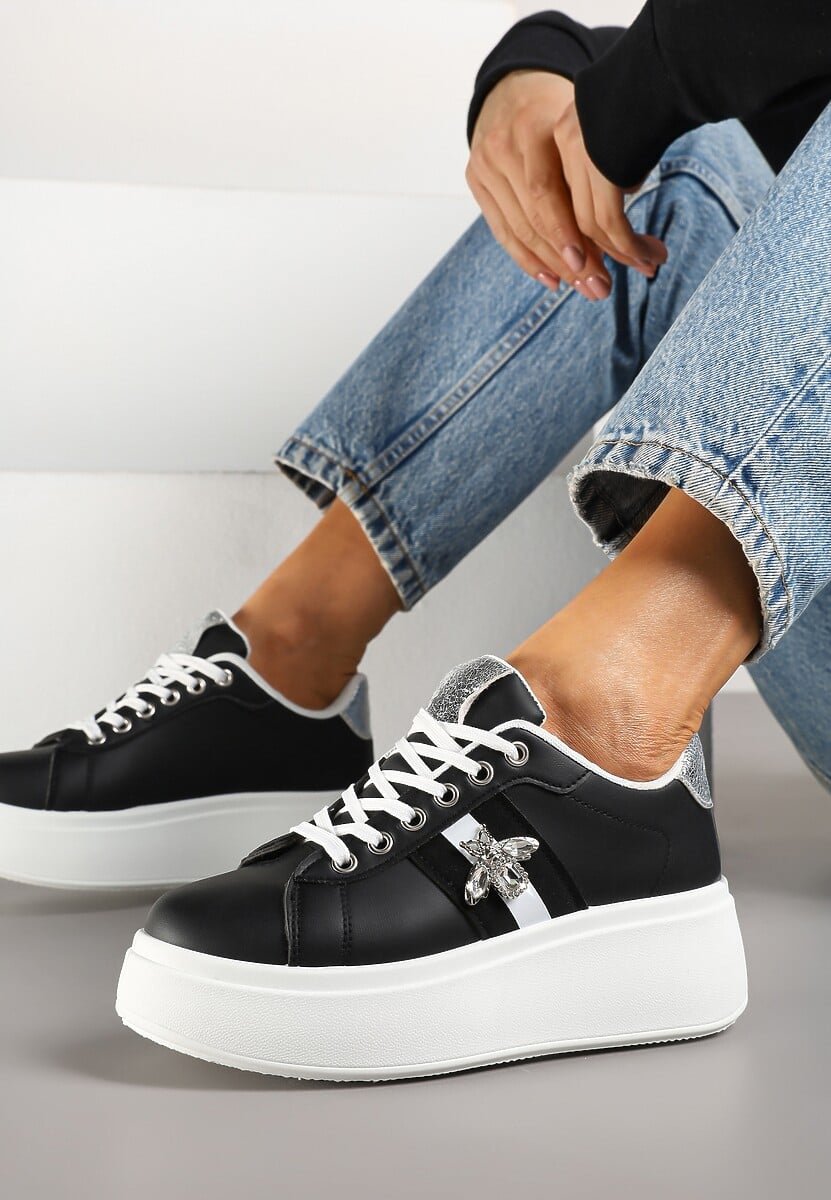 Białe Sneakersy z Ozdobną Aplikacją Owada z Przeszyciami na Platformie Ommea