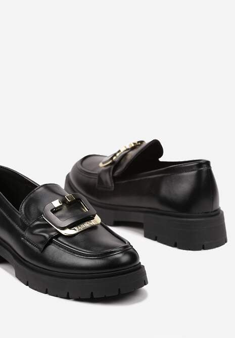 Czarne Mokasyny na Płaskiej Podeszwie Ozdobione Metaliczną Aplikacją Evalith