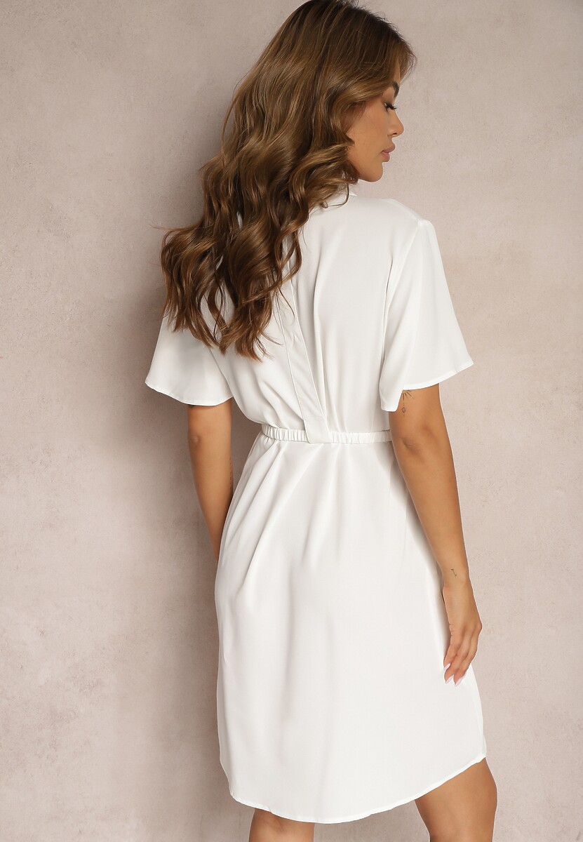 Biała Trapezowa Sukienka z Dekoltem Zapinanym na Guziki i Materiałowym Paskiem w Talii Vikiiraes