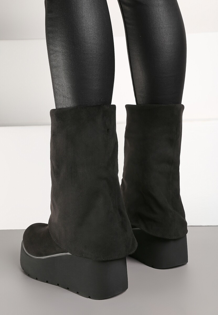 Czarne Botki na Koturnie z Ociepleniem Ozdobione Wywiniętą Cholewką Vamisia