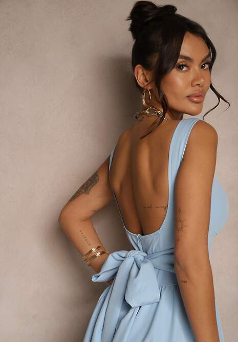 Niebieska Sukienka o Rozkloszowanym Fasonie z Kokardą na Tyle Soneritia