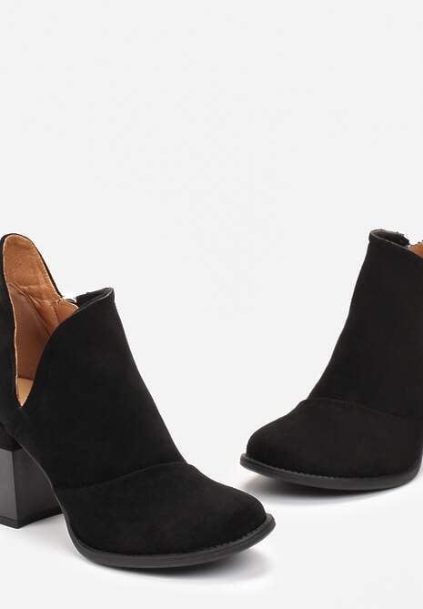 Czarne Botki na Geometrycznym Słupku i Wycięciem na Cholewce Zefiga