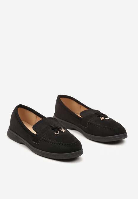 Czarne Mokasyny z Metalową Zawieszką na Przodzie Oliketia