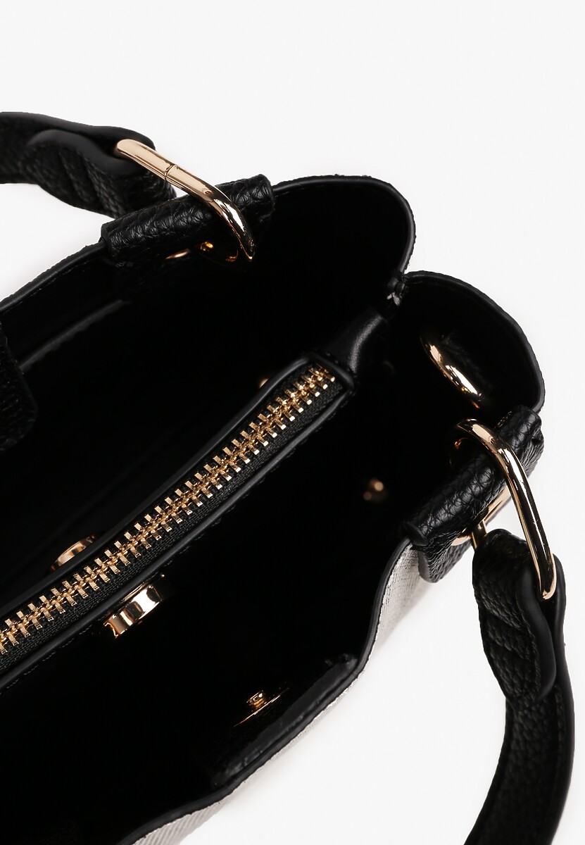 Czarna Torebka o Klasycznym Kształcie z Rączką i Paskiem Ozdobiona Zawieszką Elathia