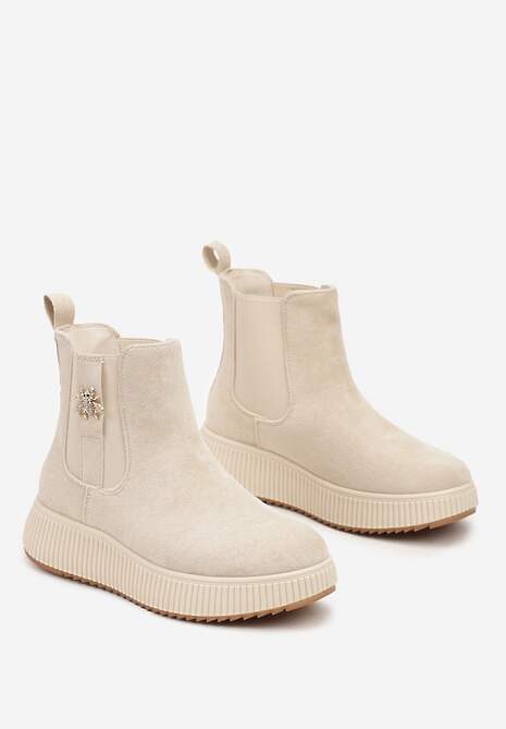 Beżowe Botki Typu Sztyblety na Tłoczonej Platformie Zdobione Metalową Aplikacją Allecia