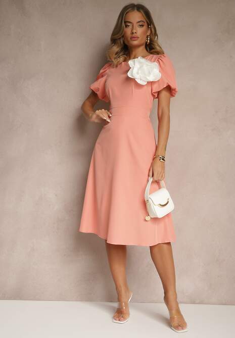 Różowa Rozkloszowana Sukienka Vices Ozdobiona Odpinanym Kwiatem 3D Koleira