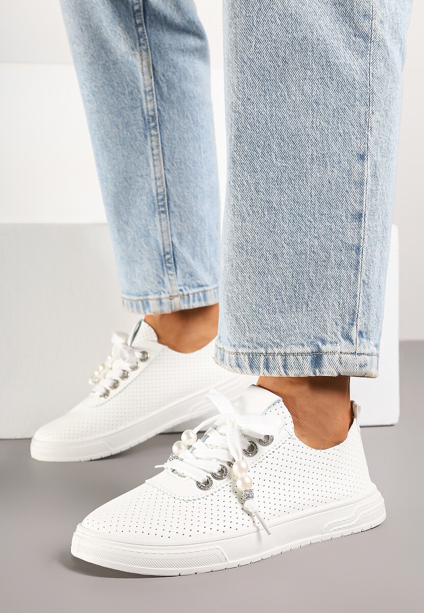 Białe Tenisówki Zdobione Perforacją i Aplikacjami z Cyrkonii i Pereł Pasurelia