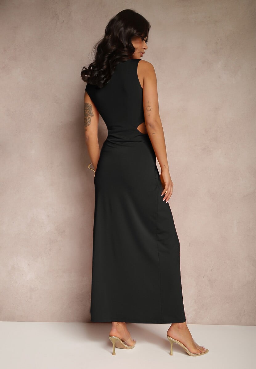 Czarna Sukienka z Wiskozą Metalową Ozdobą i Wycięciami po Bokach Odivane