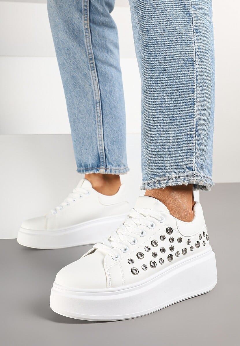 Białe Sneakersy na Niskiej Platformie z Aplikacjami przy Cholewce Maristia