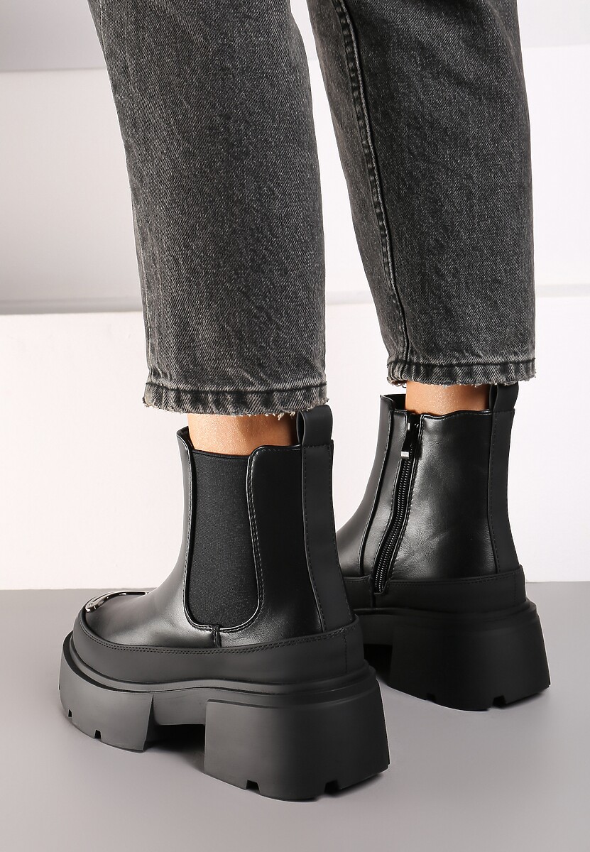 Czarne Botki na Platformie Wykończone Elastyczną Cholewką i Metaliczną Ozdobą Terilise