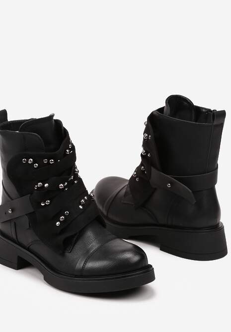 Czarne Botki w Streetwearowym Stylu Ozdobione Nitami i Naszywką Lirelina