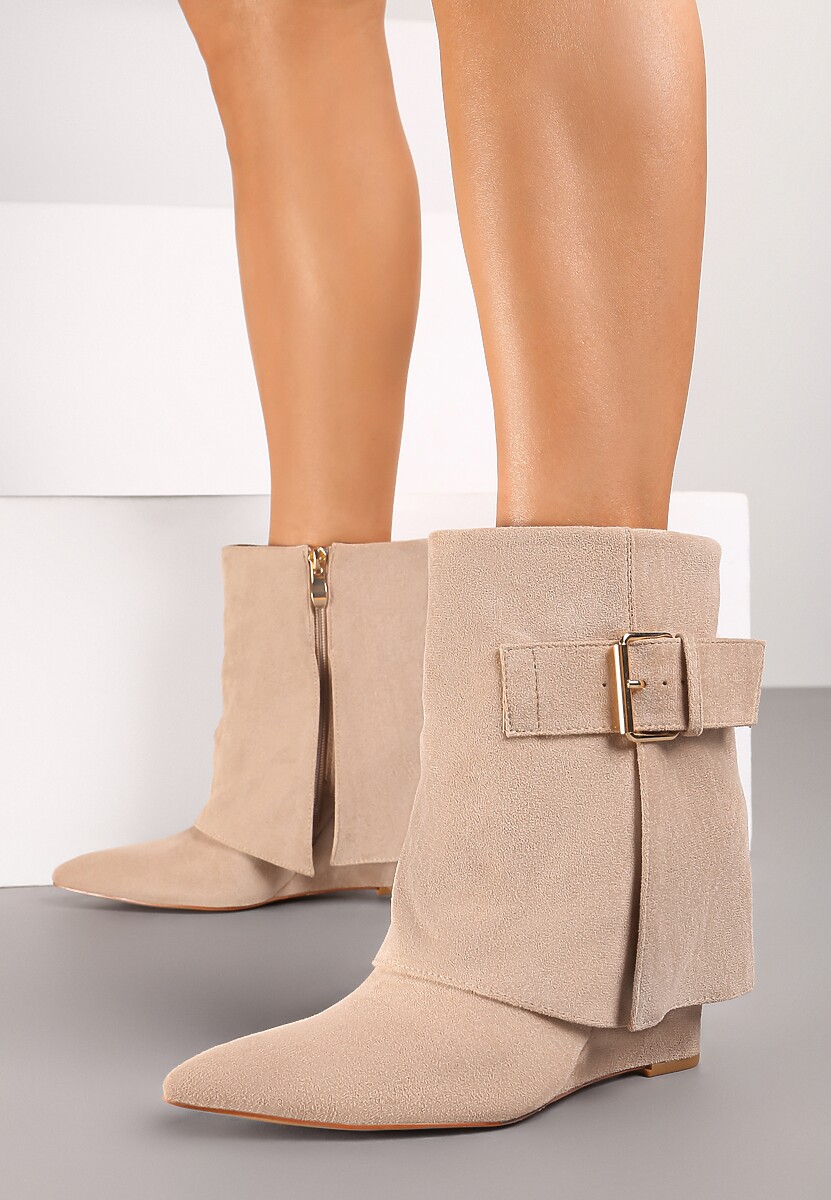 Ciemnobeżowe Botki na Koturnie z Ekozamszu z Cholewką Imitującą Nogawkę Ozdobioną Klamerką Avorira