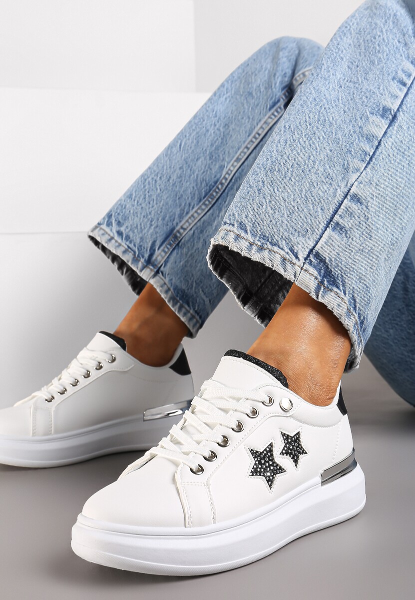 Biało-Czarne Sneakersy na Płaskiej Podeszwie Ozdobione Metalicznymi Elementami i Wstawkami Kalelia