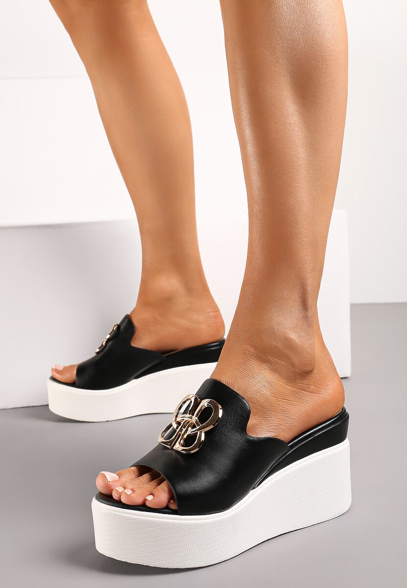 Czarne Klapki Ozdobione Złotą Klamrą na Platformie i Koturnie Neonbia