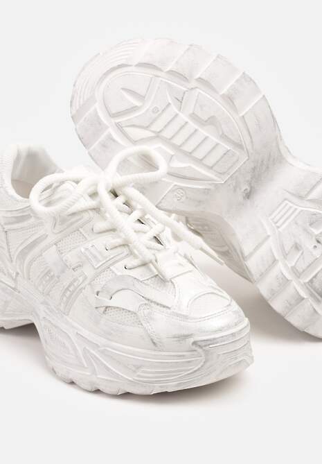 Białe Sneakersy na Platformie z Tłoczonym Wzorem Larrisna