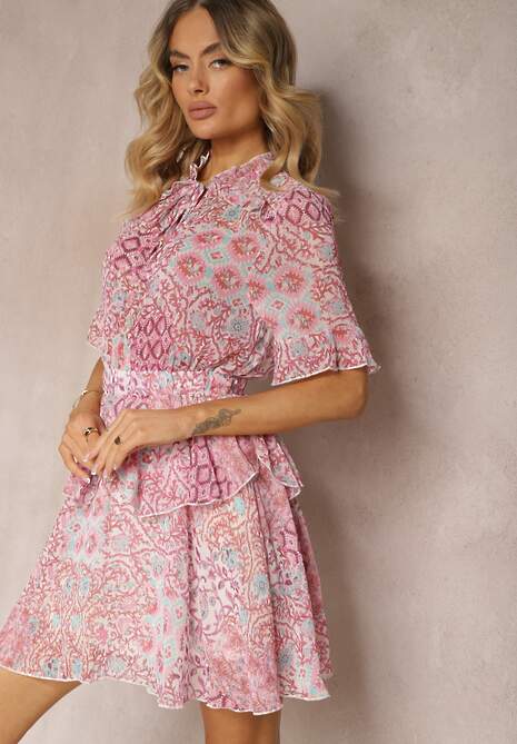 Różowa Sukienka o Rozkloszowanym Kroju z Falbankami i Gumką w Talii Nespia