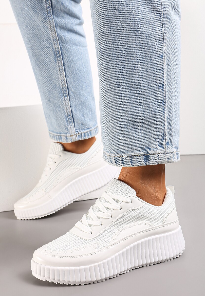 Białe Sneakersy na Platformie Ozdobione Nitami i Patchworkowymi Wstawkami Jeneria