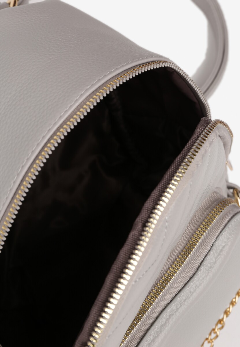 Jasnoszary Plecak Ozdobiony Łańcuszkiem i Pikowaniem Kolaggia