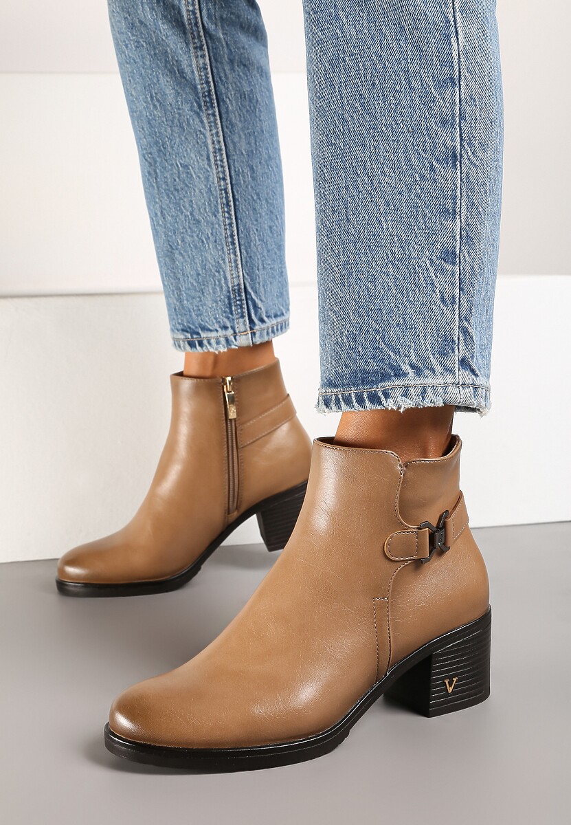 Ciemnobeżowe Botki na Słupkowym Obcasie Zdobione Elegancką Aplikacją przy Cholewce Ninnarella