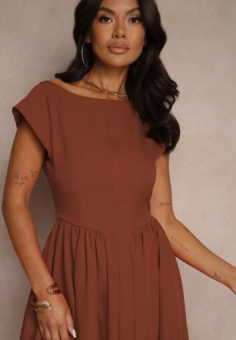 Brązowa Sukienka Vices o Rozkloszowanym Kroju z Dekoltem w Kształcie Łódki Milioria