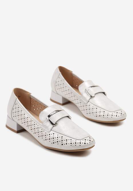 Srebrne Mokasyny na Słupku z Ażurowymi Zdobieniami Skórzaną Wkładką i Aplikacją Iffona