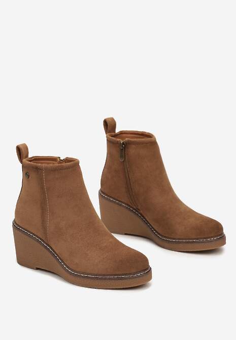 Ciemnobeżowe Botki na Koturnie Sztyblety z Ozdobnym Nitem Rievar