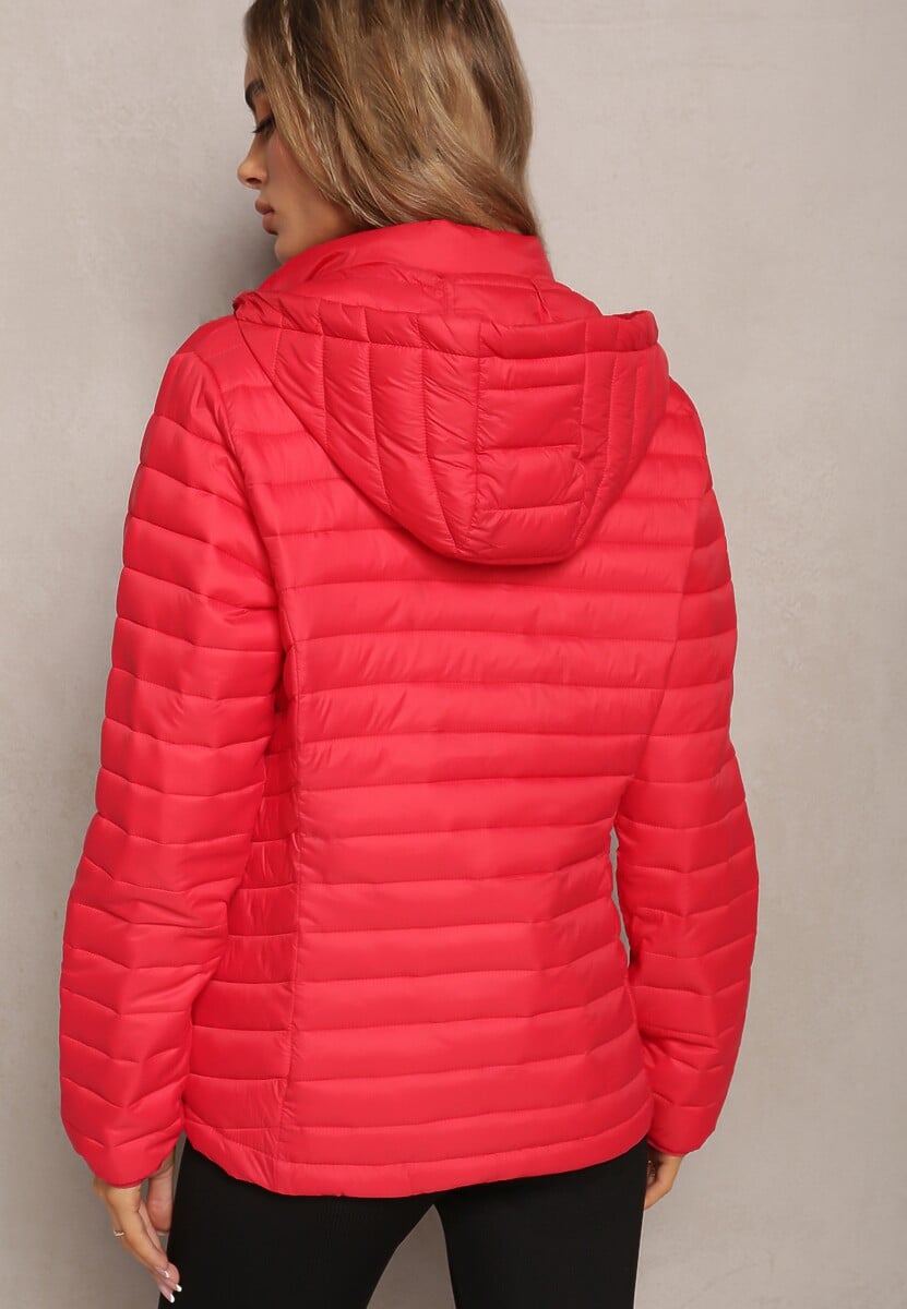 Czerwona Kurtka z Klasycznym Pikowaniem i Kapturem Vevlia