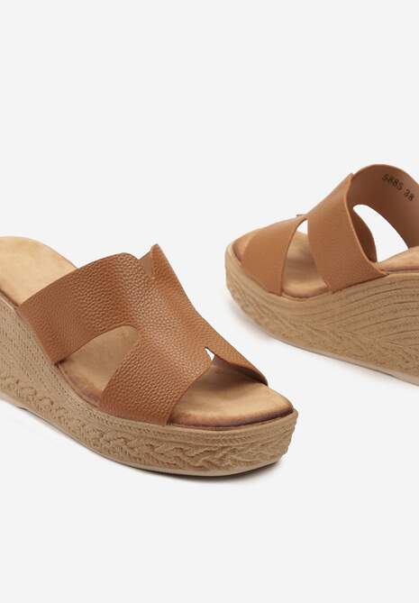 Brązowe Klasyczne Klapki na Koturnie z Wycięciami w Stylu Boho Moonmeera