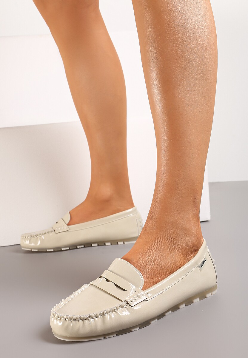 Beżowe Klasyczne Mokasyny z Lakierowanej Imitacji Skóry Aelwn