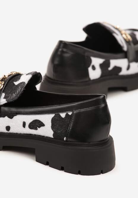Czarno-Białe Mokasyny w Krowie Łaty z Metaliczną Aplikacją Riluvia