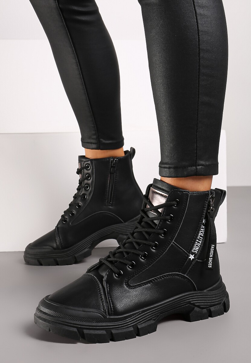 Czarne Traperki na Tłoczonej Podeszwie Ozdobione Suwakiem przy Cholewce Linicia