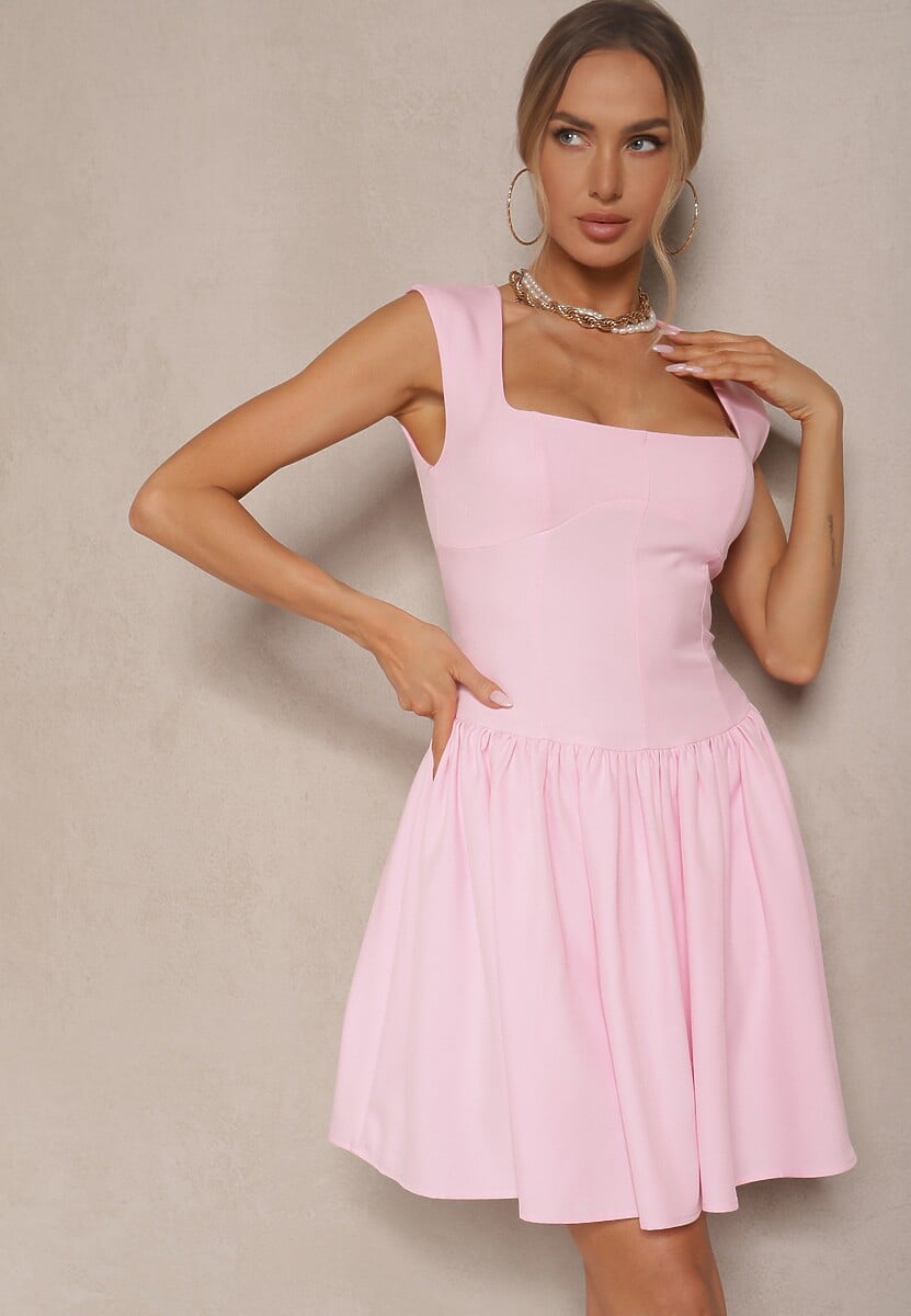 Różowa Sukienka o Rozkloszowanym Kroju z Kwadratowym Dekoltem Halivira