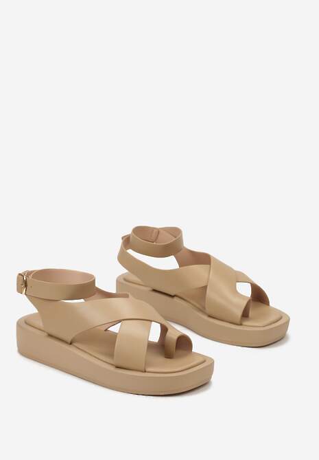 Ciemnobeżowe Sandały na Niskiej Platformie w Stylu Japonek ze Sprzączką Upionne