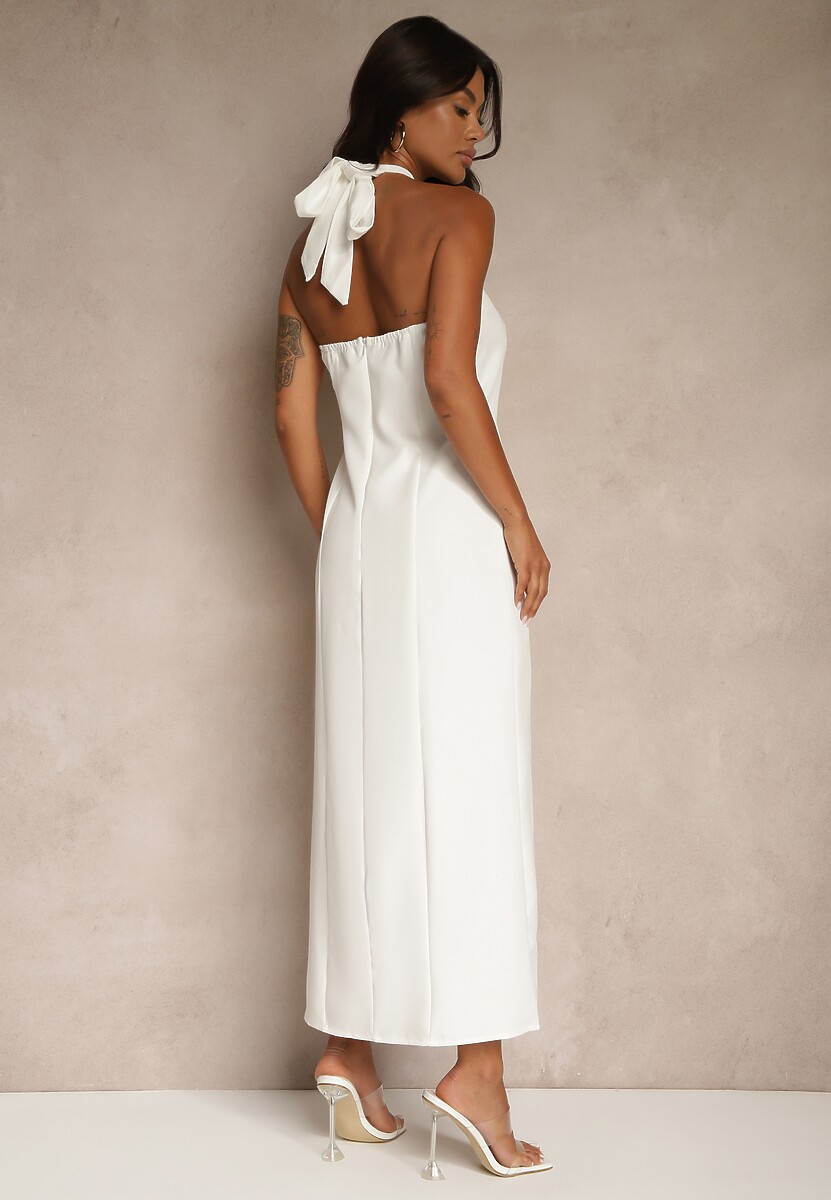 Biała Sukienka z Wiskozą z Dekoltem Halter i Ozdobną Broszką Naliannae